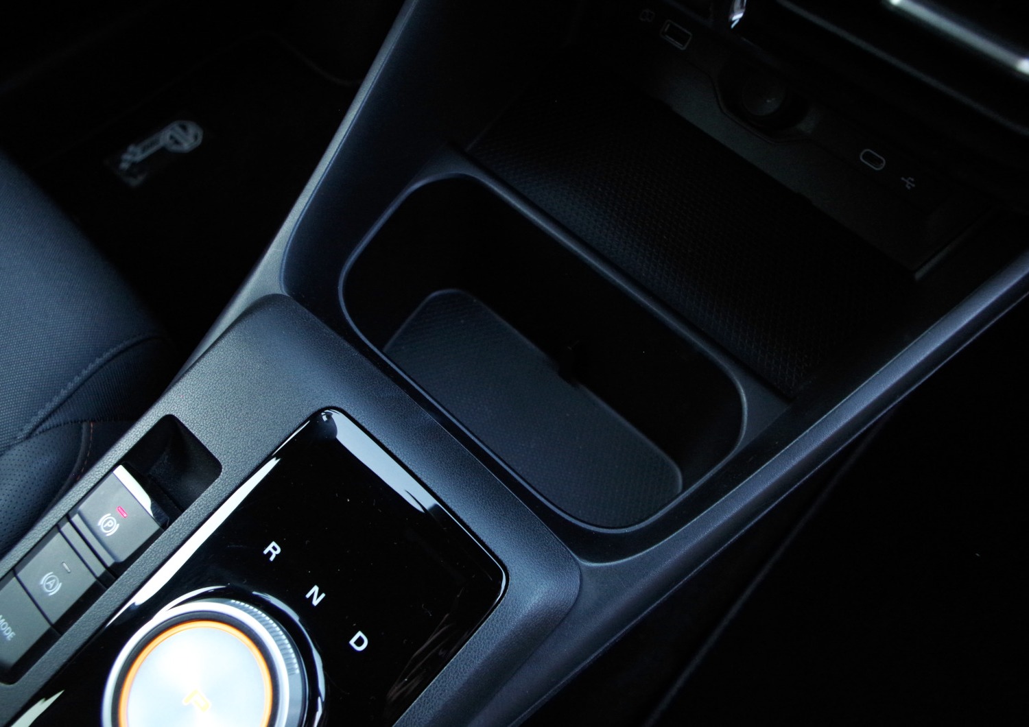 MG3-Hybrid-Exclusive-zaglebienia-na-napoje-2