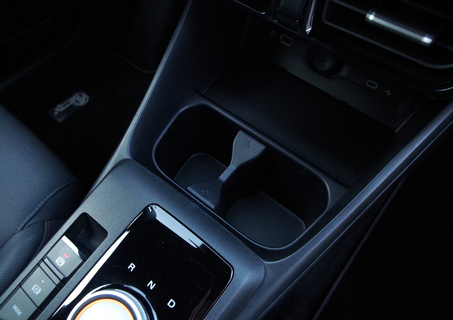 MG3-Hybrid-Exclusive-zaglebienia-na-napoje