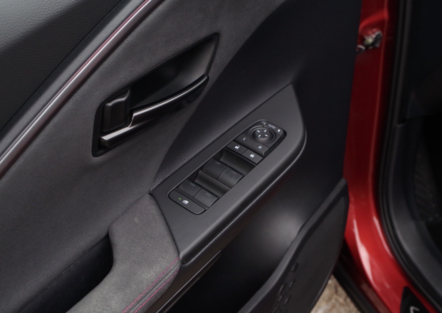 Toyota-CH-R-Plug-in-B27