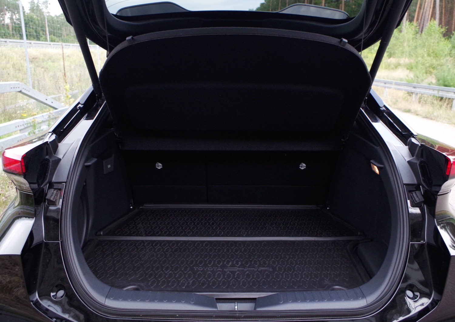 Toyota-CH-R-Plug-in-E1