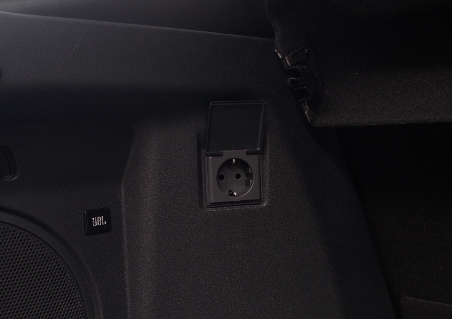 Toyota-CH-R-Plug-in-E3