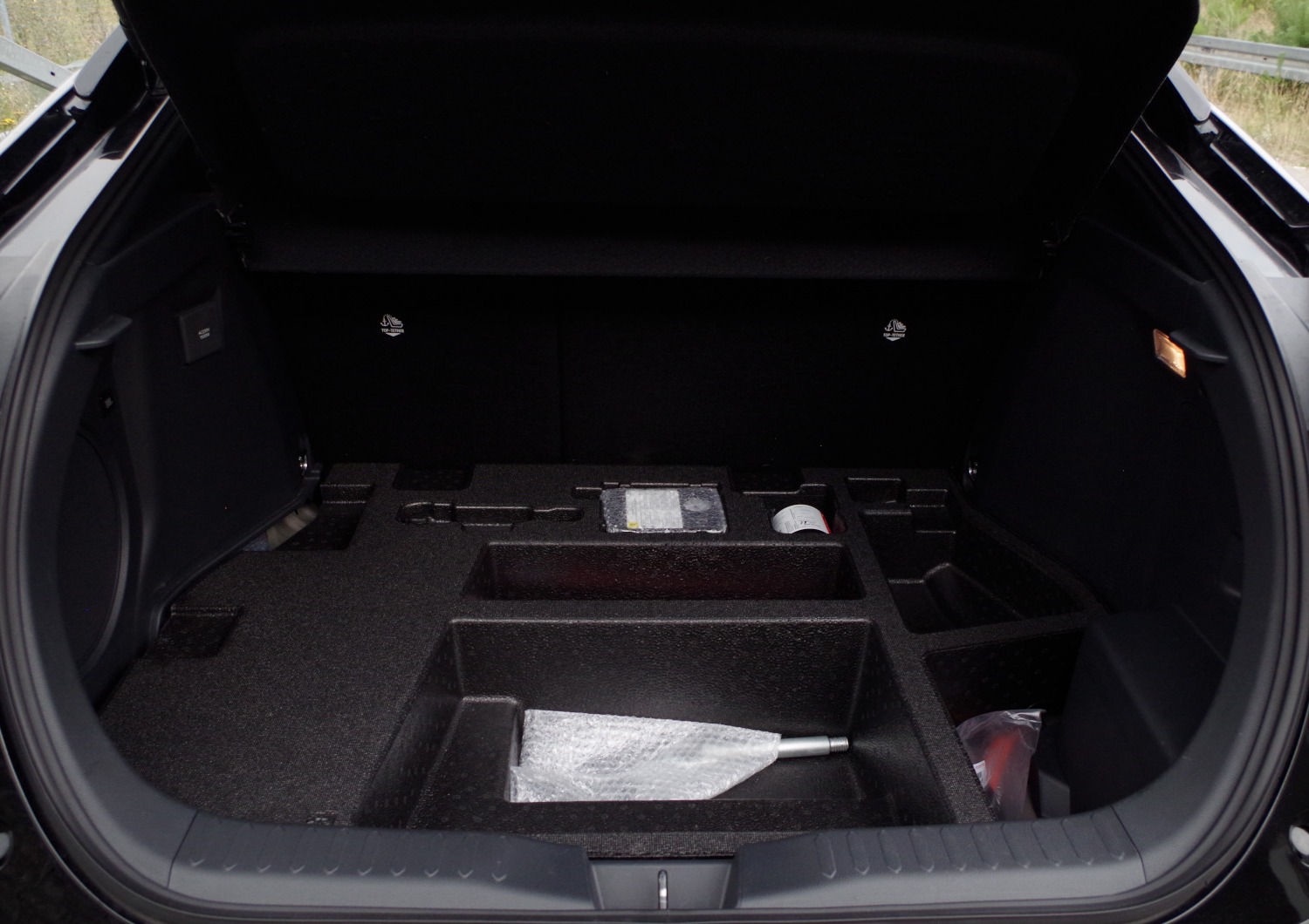 Toyota-CH-R-Plug-in-E6