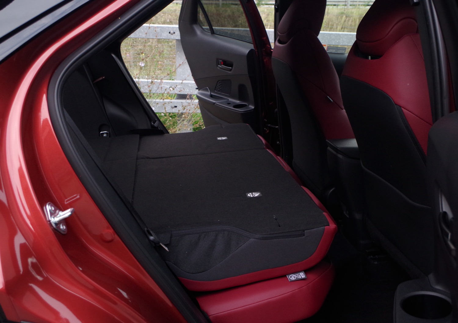 Toyota-CH-R-Plug-in-E8