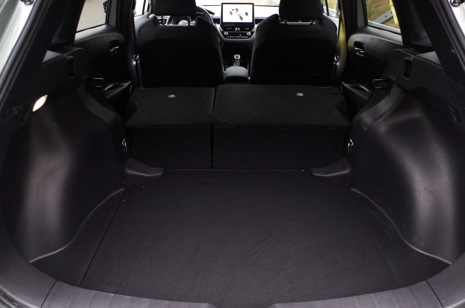 Toyota-Corolla-Cross-1.8-Hybrid-140-KM-4X2-Style-E09