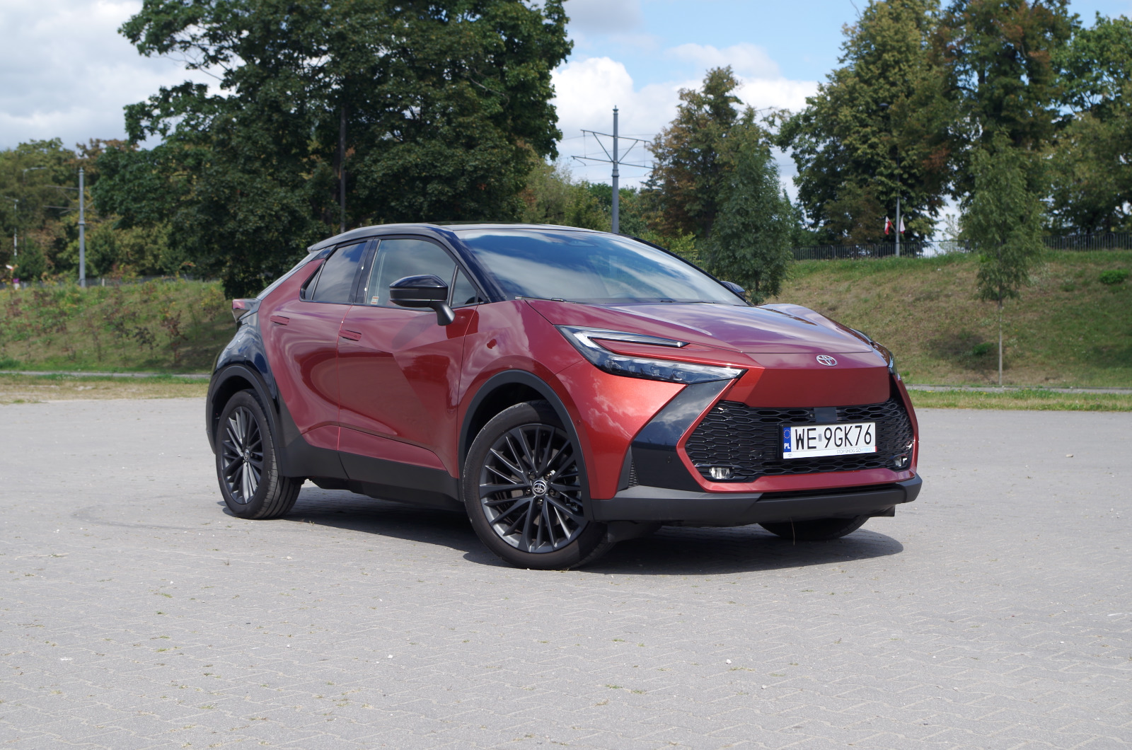 Toyota CH-R 2.0 Hybrid Dynamic Force Plug-in 223 KM 4X2 Tokyo Edition