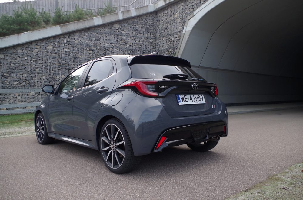 Toyota Yaris 1.5 Hybrid Dynamic Force 130 KM e-CVT GR SPORT A23