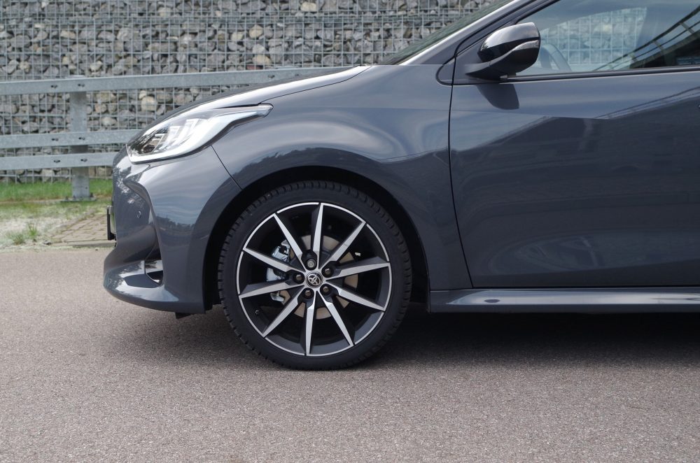 Toyota Yaris 1.5 Hybrid Dynamic Force 130 KM e-CVT GR SPORT A26