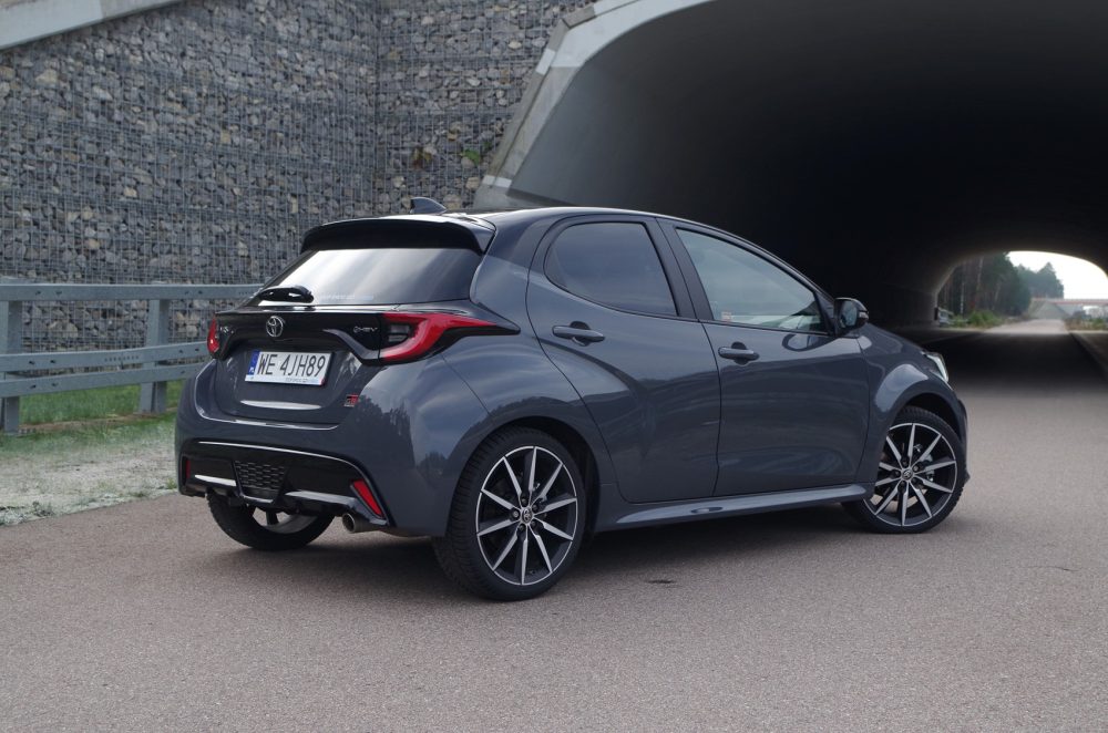 Toyota Yaris 1.5 Hybrid Dynamic Force 130 KM e-CVT GR SPORT A42