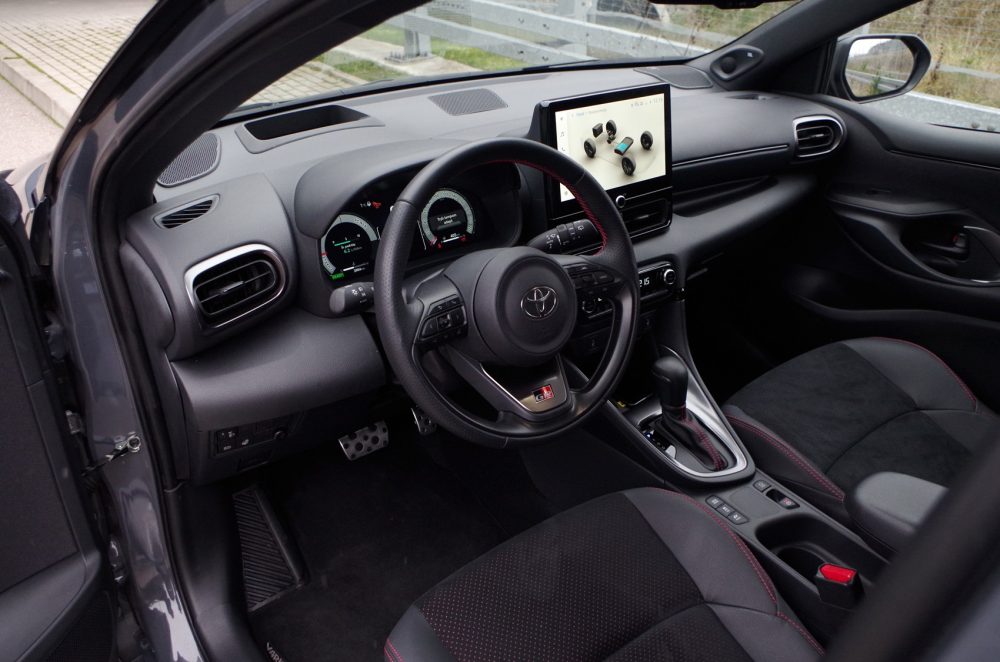 Toyota Yaris 1.5 Hybrid Dynamic Force 130 KM e-CVT GR SPORT B12