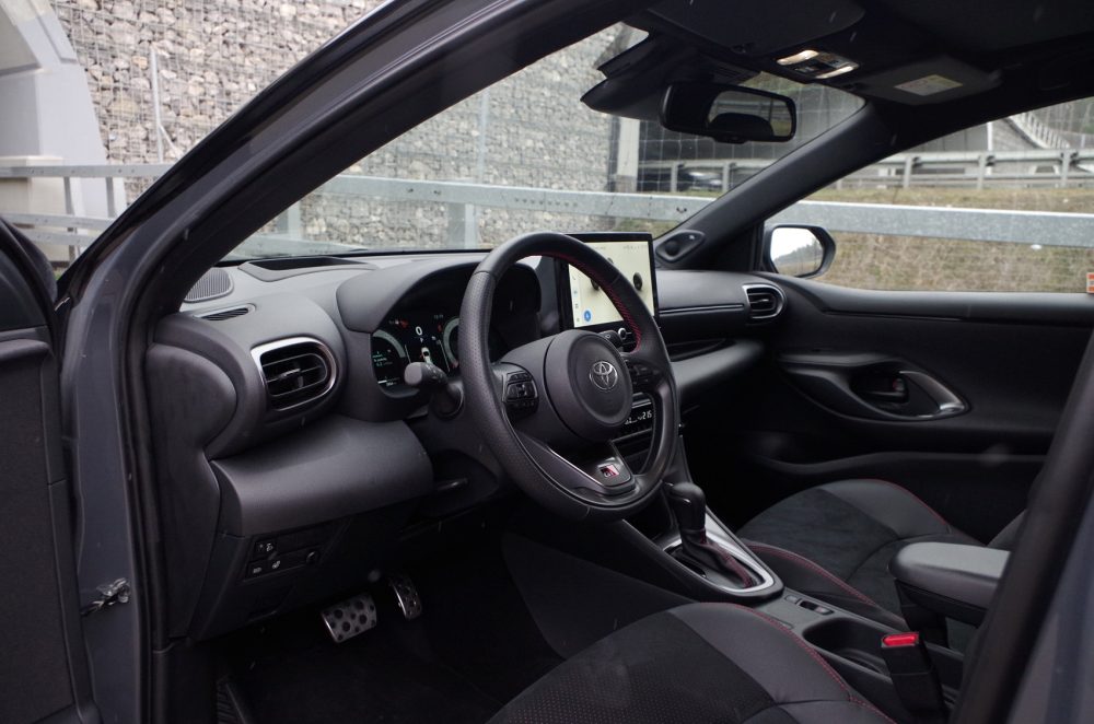 Toyota Yaris 1.5 Hybrid Dynamic Force 130 KM e-CVT GR SPORT B13