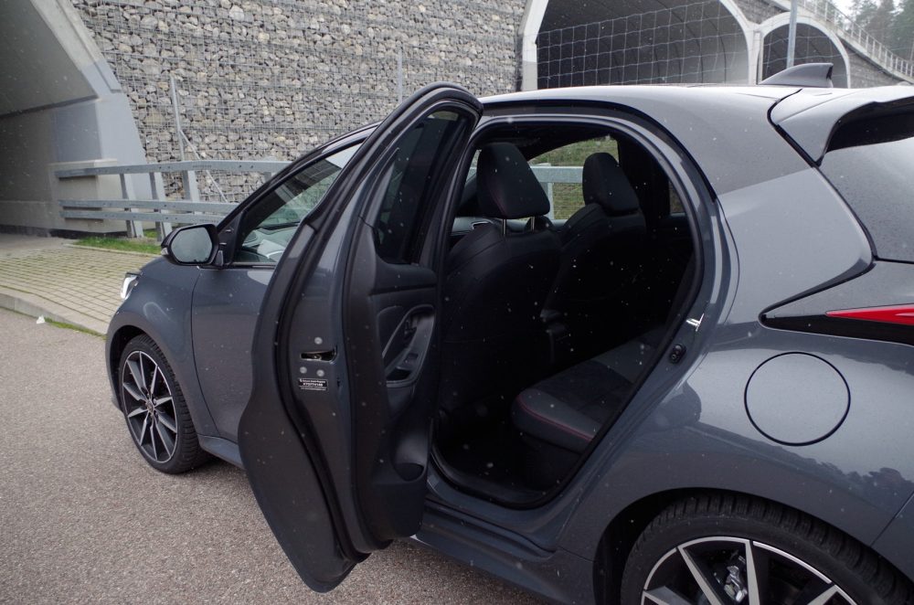 Toyota Yaris 1.5 Hybrid Dynamic Force 130 KM e-CVT GR SPORT B46