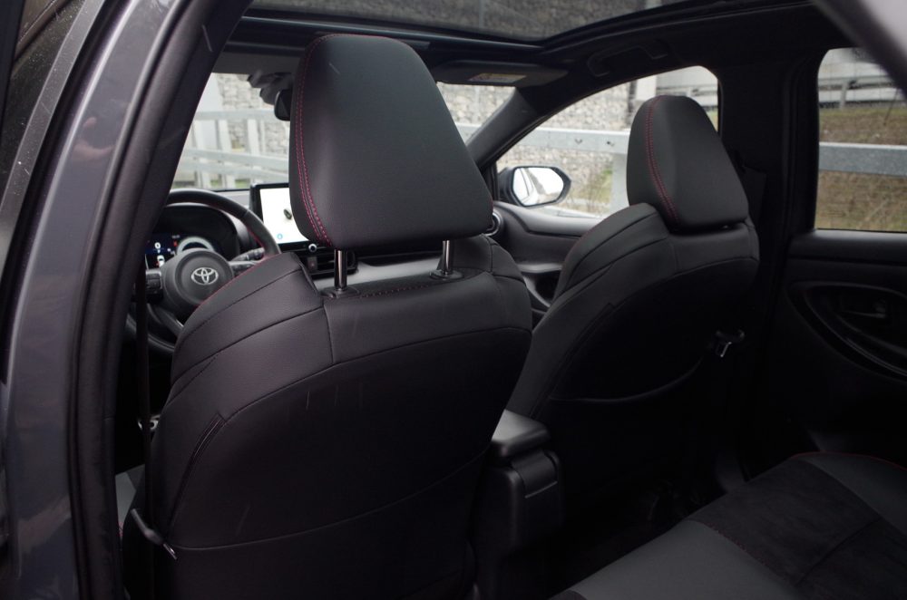 Toyota Yaris 1.5 Hybrid Dynamic Force 130 KM e-CVT GR SPORT B49