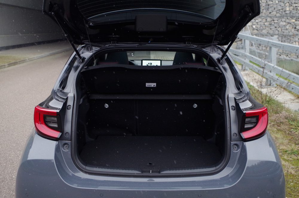 Toyota Yaris 1.5 Hybrid Dynamic Force 130 KM e-CVT GR SPORT E01