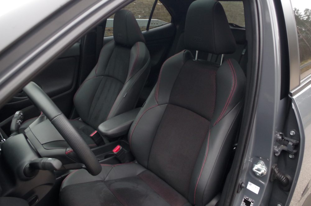 Toyota Yaris Cross 1.5 Hybrid Dynamic Force FWD 130 KM e-CVT GR SPORT B12