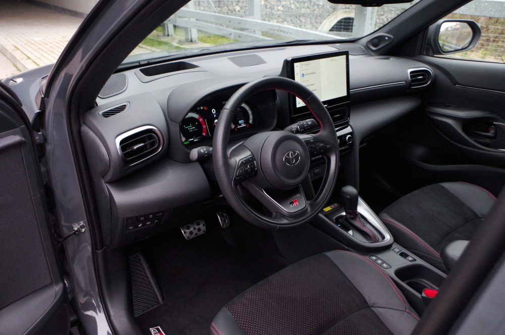 Toyota Yaris Cross 1.5 Hybrid Dynamic Force FWD 130 KM e-CVT GR SPORT B13