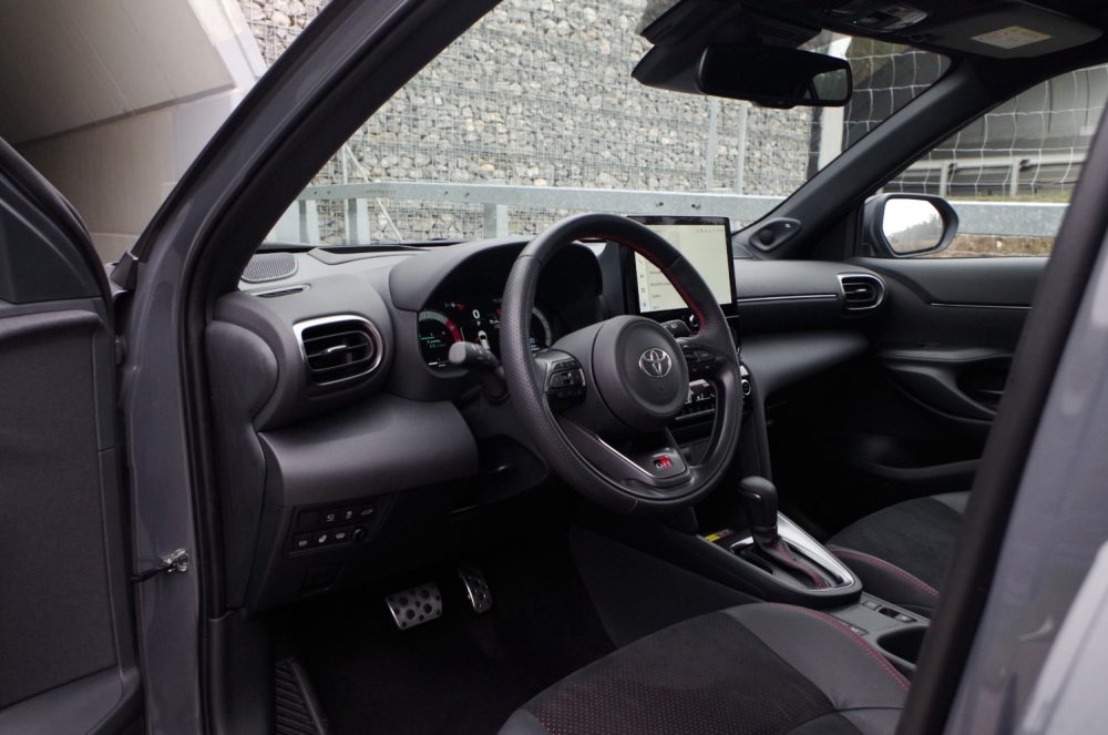 Toyota Yaris Cross 1.5 Hybrid Dynamic Force FWD 130 KM e-CVT GR SPORT B14