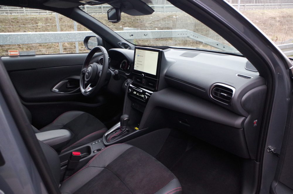 Toyota Yaris Cross 1.5 Hybrid Dynamic Force FWD 130 KM e-CVT GR SPORT B56