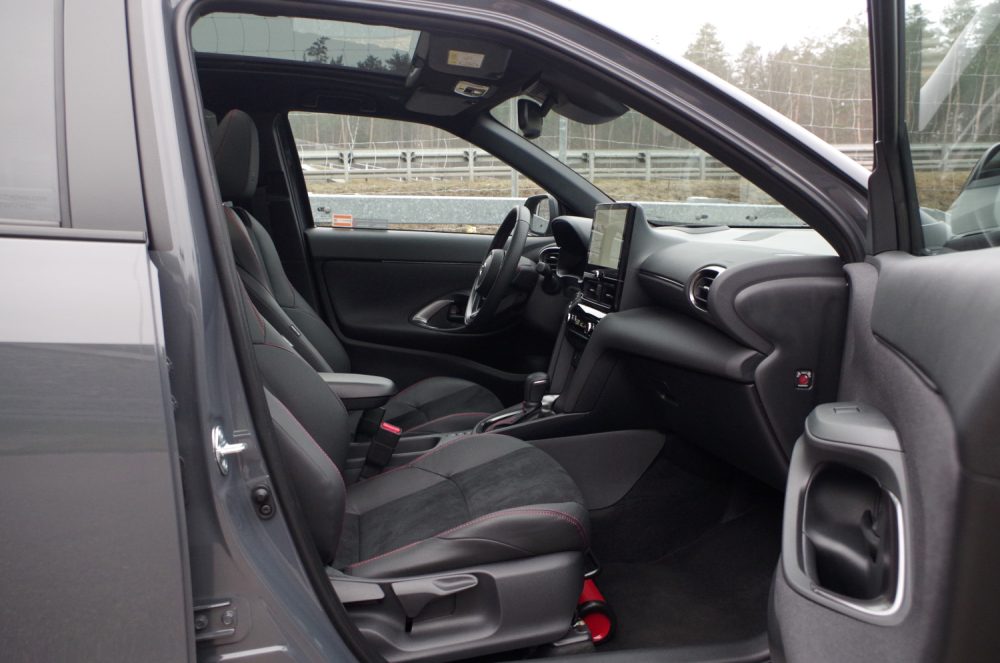 Toyota Yaris Cross 1.5 Hybrid Dynamic Force FWD 130 KM e-CVT GR SPORT B57